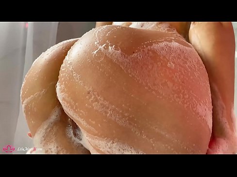 ❤️ Brunette o ipholla litho tsa botona kapa botšehali ho li khotsofatsa Pussy e nang le Vibrator ho ea ho Intense Orgasm in Shower ️